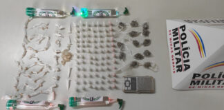 Itabirito: PM apreende cocaína, crack, maconha e loló no PA; drogas estavam perto de suspeito de 19 anos Itabirito: PM apreende cocaína, crack, maconha e loló no PA; drogas estavam perto de suspeito de 19 anos