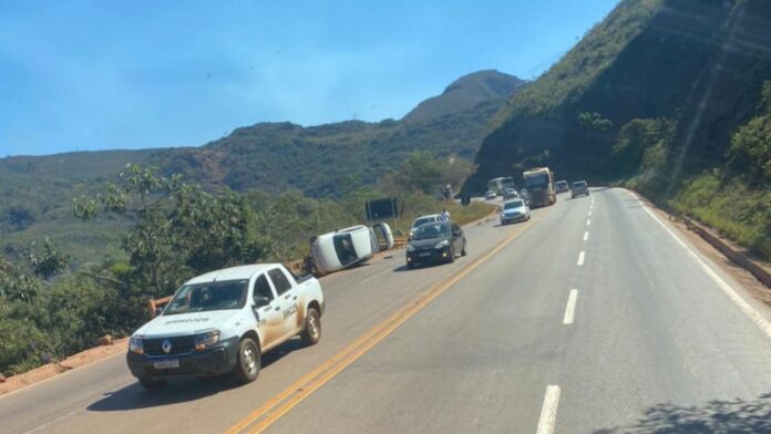 Itabirito, BR-356, Serra da Serra: inseto faz condutora perder controle do carro e veículo tomba