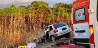 Acidente entre carro e caminhão mata 2 pessoas no Noroeste de MG Acidente entre carro e caminhão mata 2 pessoas no Noroeste de MG