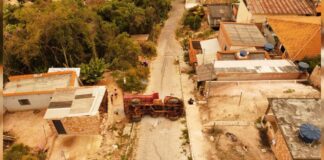 Itabirito, bairro São José: caminhão tomba em morro e fecha rua sem saída; veja fotos Itabirito, bairro São José: caminhão tomba em morro e fecha rua sem saída; veja fotos