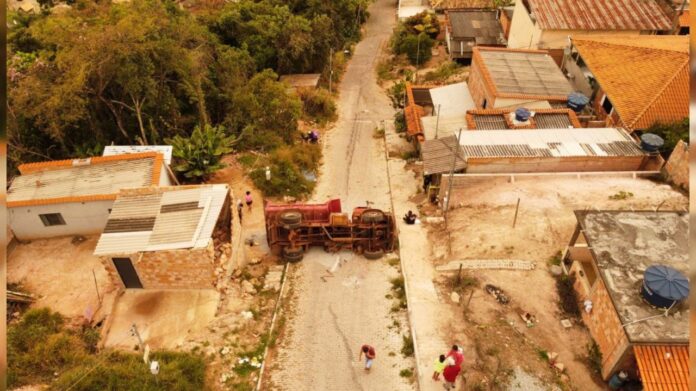 Itabirito, bairro São José: caminhão tomba em morro e fecha rua sem saída; veja fotos