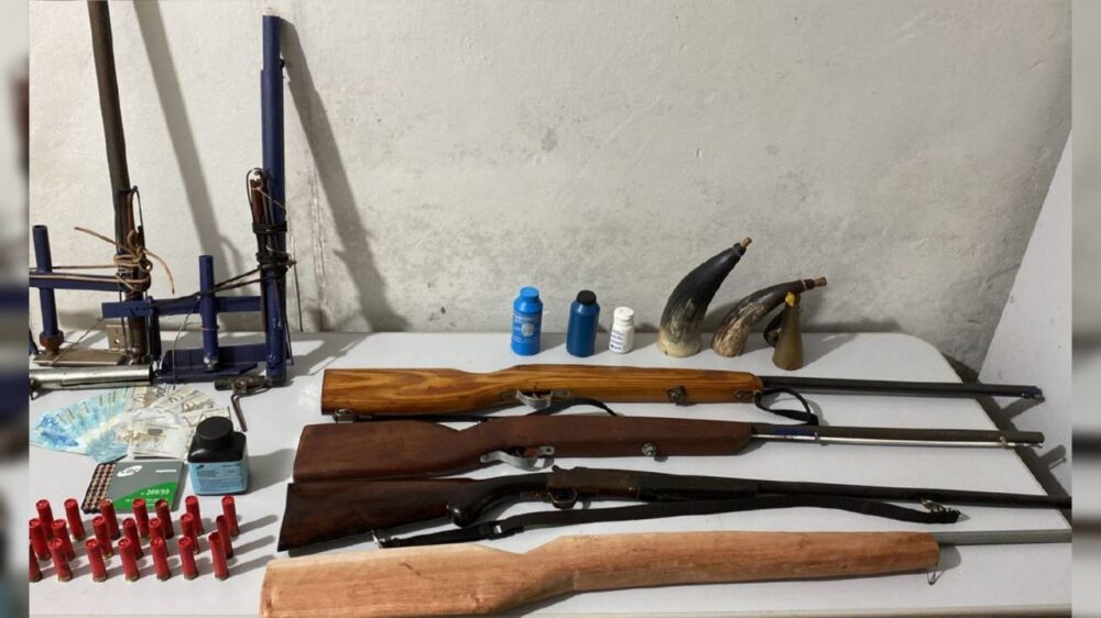 Ouro Preto: após denúncia de fabricação de armas e comércio de aves, PM prende 1 em Miguel Burnier