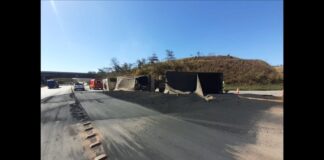 Carreta bitrem tomba na BR-040 Carreta bitrem tomba na BR-040