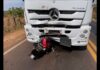 Jovem morre depois de empinar moto, invadir contramão e bater em caminhão na BR-497; veja fotos Jovem morre depois de empinar moto, invadir contramão e bater em caminhão na BR-497, veja fotos