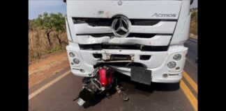 Jovem morre depois de empinar moto, invadir contramão e bater em caminhão na BR-497; veja fotos Jovem morre depois de empinar moto, invadir contramão e bater em caminhão na BR-497, veja fotos