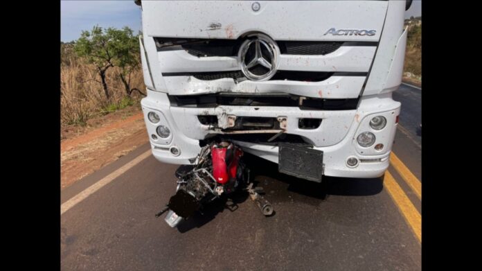 Jovem morre depois de empinar moto, invadir contramão e bater em caminhão na BR-497, veja fotos