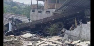 Ouro Preto: caminhão destrói muro de casa em Amarantina Ouro Preto: caminhão destrói muro de casa em Amarantina