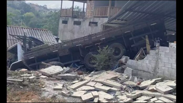 Ouro Preto: caminhão destrói muro de casa em Amarantina