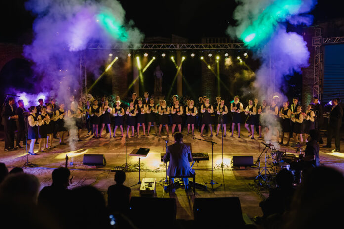 Praça do Centenário: 250 pessoas estarão no palco no espetáculo de 50 anos dos Canarinhos de Itabirito