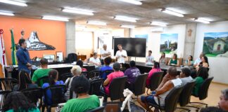 Itabirito: 33 catadores de recicláveis recebem cartão de benefício mensal de R$ 200 Itabirito (Região Central de Minas) - A Secretaria de Desenvolvimento Social da Prefeitura realizou, na quarta-feira (13/9), a entrega de 33 cartões de benefício eventual aos catadores de materiais recicláveis da Ascito e da Reciclar.