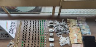 Itabirito: 115 pinos de cocaína, 79 pedras de crack, 64 buchas e 7 tabletes de maconha apreendidos no PA Itabirito: 115 pinos de cocaína, 79 pedras de crack, 64 buchas e 7 tabletes de maconha apreendidos no PA