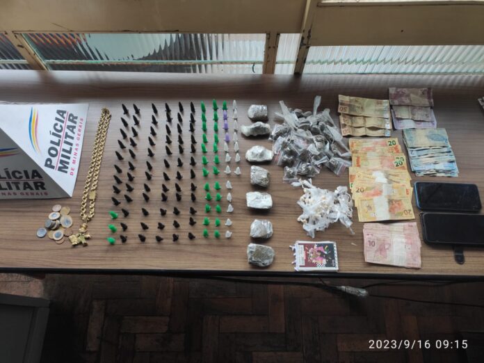 Itabirito: 115 pinos de cocaína, 79 pedras de crack, 64 buchas e 7 tabletes de maconha apreendidos no PA