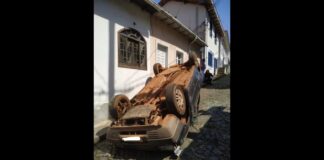 Ouro Preto: condutor perde controle da direção e carro capota em descida do bairro Rosário Ouro Preto: condutor perde controle da direção e carro capota em descida do bairro Rosário