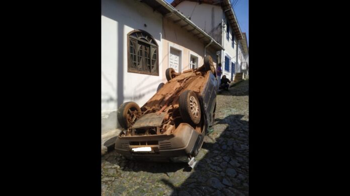 Ouro Preto: condutor perde controle da direção e carro capota em descida do bairro Rosário