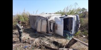 Itabirito, BR-356: caminhão carregado com carne tomba na Serra da Santa Itabirito, BR-356: caminhão carregado com carne tomba na Serra da Santa