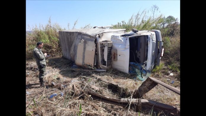 Itabirito, BR-356: caminhão carregado com carne tomba na Serra da Santa