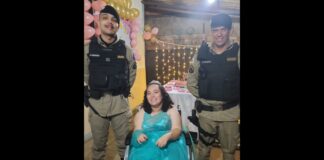 Ouro Preto: PM vai à festa de 15 anos de PcD que considera os militares como heróis Polícia Militar faz surpresa para adolescente de Ouro Preto (MG), durante sua festa de 15 anos
