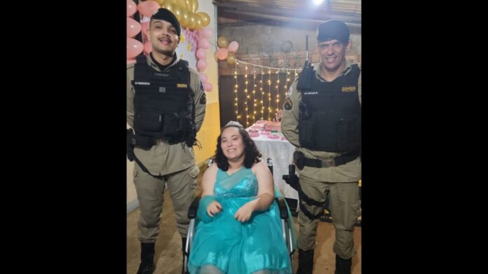 Polícia Militar faz surpresa para adolescente de Ouro Preto (MG), durante sua festa de 15 anos