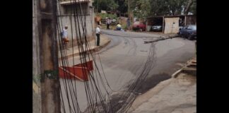 Acidente em Itabirito: carro derruba poste no bairro Primavera Acidente em Itabirito: carro derruba poste no bairro Primavera