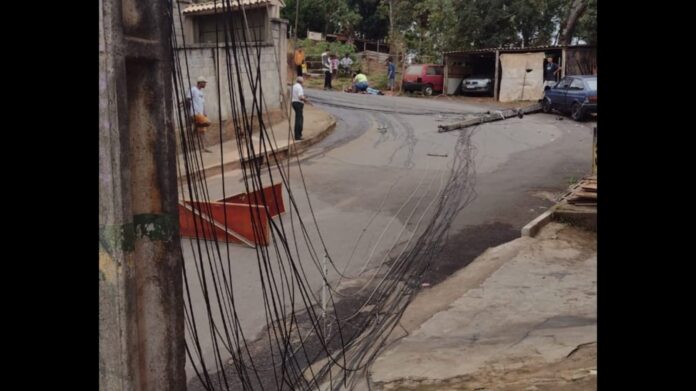 Acidente em Itabirito: carro derruba poste no bairro Primavera