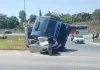 BR-040: vídeo mostra carreta tombando em cima de carro parado em rotatória BR-040: vídeo mostra carreta tombando em cima de carro parado na rotatória