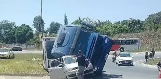 BR-040: vídeo mostra carreta tombando em cima de carro parado em rotatória BR-040: vídeo mostra carreta tombando em cima de carro parado na rotatória