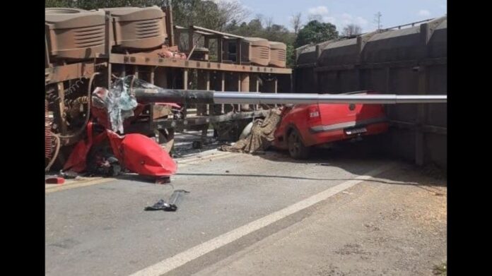 Caminhonete bate em semirreboque tombado na BR-050 e mata motorista de 24 anos