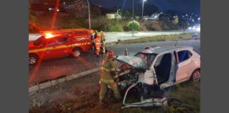 Carro bate em poste e condutora fica presa às ferragens na Avenida Antônio Carlos, em BH Carro bate em poste e condutora fica presa às ferragens na Avenida Antônio Carlos, em BH