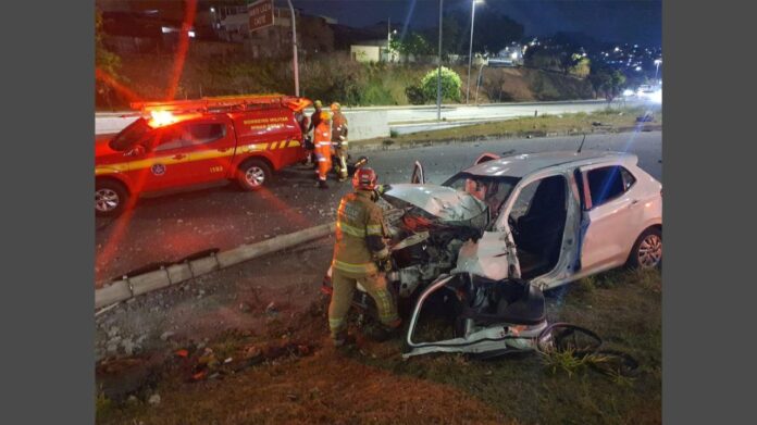 Carro bate em poste e condutora fica presa às ferragens na Avenida Antônio Carlos, em BH