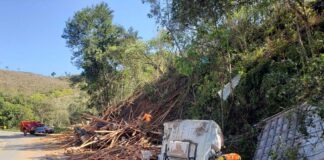 Entre Conselheiro Lafaiete e Itaverava: caminhão capota e motorista morre na MGC-482; veja fotos Entre Conselheiro Lafaiete e Itaverava: caminhão capota e motorista morre na MGC-482; veja fotos