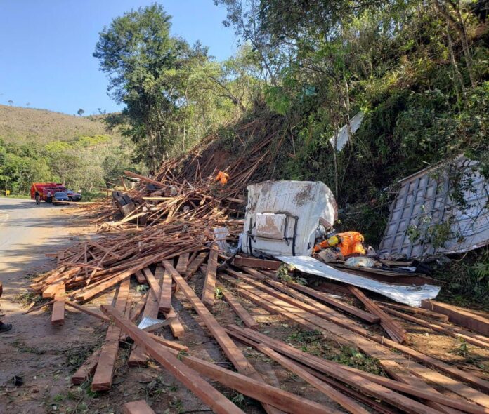 Entre Conselheiro Lafaiete e Itaverava: caminhão capota e motorista morre na MGC-482; veja fotos