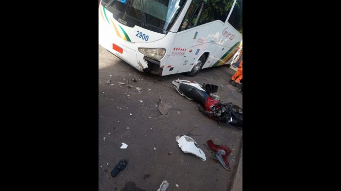 Colisão entre moto e ônibus deixa motociclista ferido, em Conselheiro Lafaiete