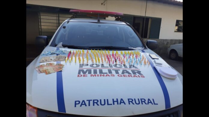 Itabirito: 214 pinos de cocaína e R$ 1.650 são apreendidos pela Patrulha Rural da PM, no Marzagão