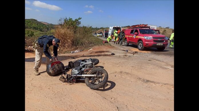 BR-040: em acidente de moto, mulher fica em estado grave após ser prensada por caminhão