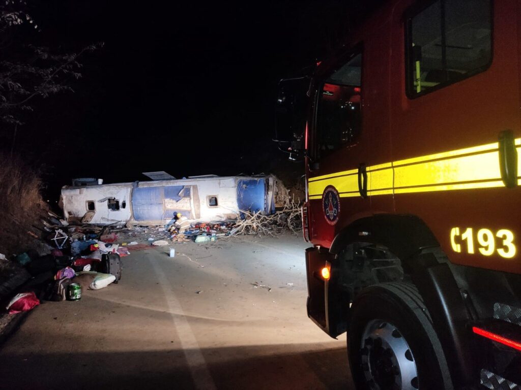 Acidente envolvendo ônibus e carreta deixa seis feridos na BR-251 em Minas