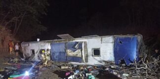 BR-251: ônibus de turismo, que ia de SP para AL, capota; 2 mortos entre os 35 socorridos BR-251: ônibus de turismo, que ia de SP para AL, capota; 2 mortos entre os 35 socorridos