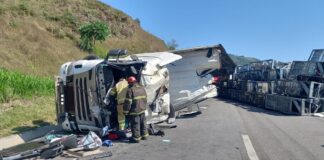 BR-040: carreta que levava motos tomba e condutor fica com suspeita de trauma na cervical BR-040: carreta que levava motos tomba e condutor fica com suspeita de trauma na cervical