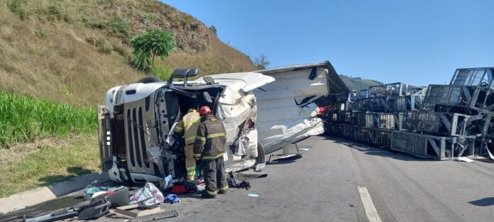 BR-040: carreta que levava motos tomba e condutor fica com suspeita de trauma na cervical