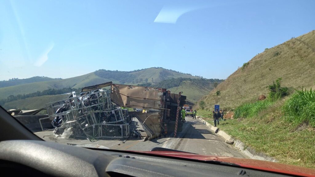 Carreta capota e motorista morre na MG-383, em Conselheiro Lafaiete, na  Região Central, Minas Gerais