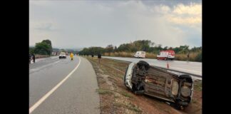 Carro capota e motorista morre na BR-262 Carro capota e motorista morre na BR-262