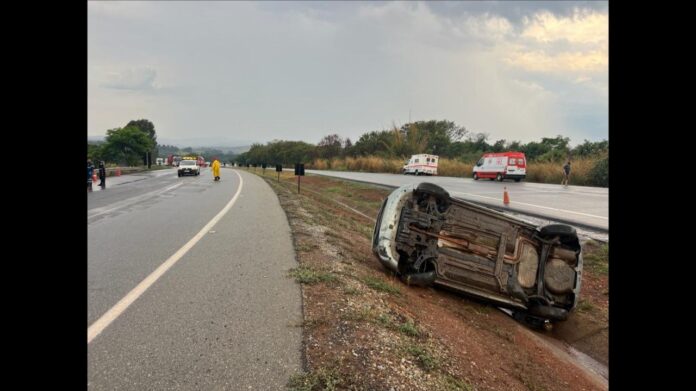 Carro capota e motorista morre na BR-262