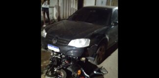 Itabirito: motoboy perde controle da moto e veículo vai parar debaixo de carro estacionado Itabirito: motoboy perde controle da moto e veículo vai parar debaixo de carro estacionado