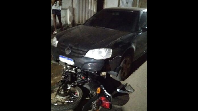 Itabirito: motoboy perde controle da moto e veículo vai parar debaixo de carro estacionado