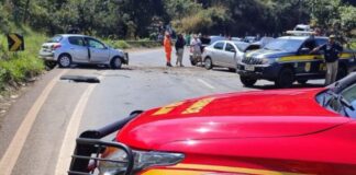 Colisão entre carros mata criança na BR-381, em Sabará Colisão entre carros mata criança na BR-381, em Sabará