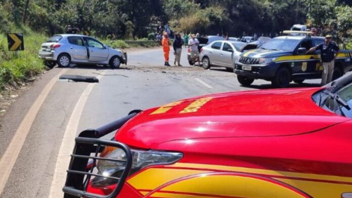 Colisão entre carros mata criança na BR-381, em Sabará