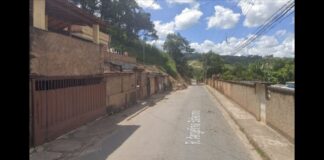 Itabirito: carro bate em árvore no bairro São José Itabirito: carro bate em árvore no bairro São José