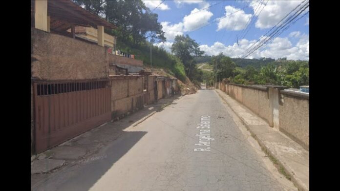 Itabirito: carro bate em árvore no bairro São José