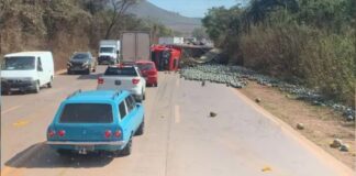Itabirito, BR-040: caminhão carregado com abóbora tomba perto da fábrica da Coca-Cola Itabirito, BR-040: caminhão carregado com abóbora tomba perto da fábrica da Coca-Cola