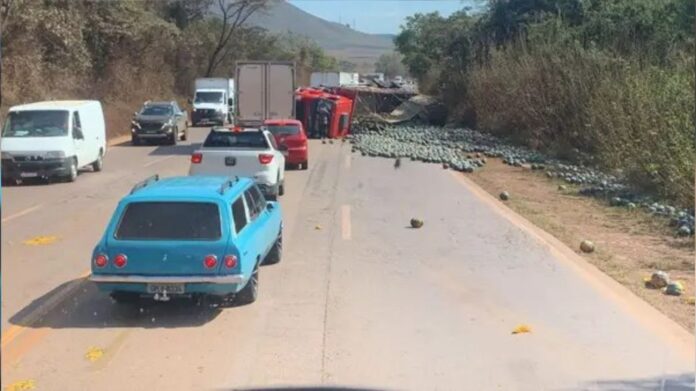 Itabirito, BR-040: caminhão carregado com abóbora tomba perto da fábrica da Coca-Cola