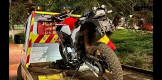 Antônio Pereira, Ouro Preto: homem empina moto furtada, bate em viatura da PM e foge a pé Antônio Pereira, Ouro Preto: homem empina moto furtada, bate em viatura da PM e foge a pé